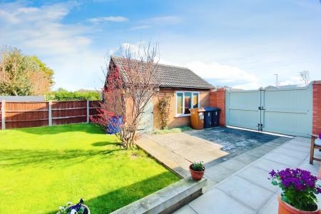 4 bedroom Semi-detached house for sale in Derwent Close, Earl Shilton, LE9