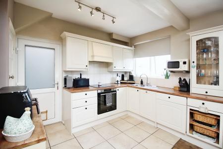 3 bedroom Semi-detached house for sale in Dorchester Road, Western Park, Leicester, LE3