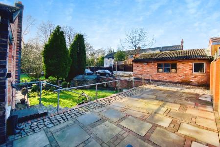 3 bedroom Detached house for sale in Dunstall Avenue, Leicester, LE3