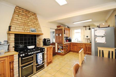 3 bedroom Semi-detached house for sale in Glenhills Boulevard, Leicester, LE2