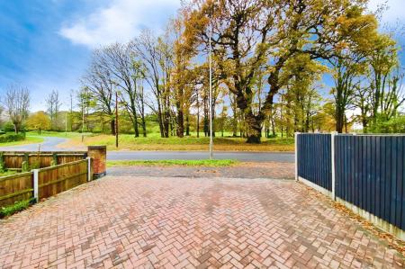 3 bedroom Semi-detached house for sale in Gooding Avenue, Braunstone, LE3