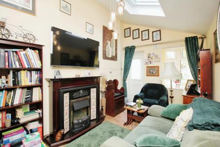 4 bedroom Semi-detached house for sale in Grosvenor Close, Glen Parva, LE2