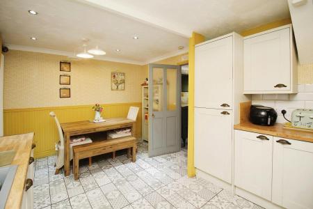 4 bedroom Semi-detached house for sale in Grosvenor Close, Glen Parva, LE2