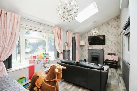 4 bedroom Semi-detached house for sale in Grosvenor Close, Glen Parva, LE2