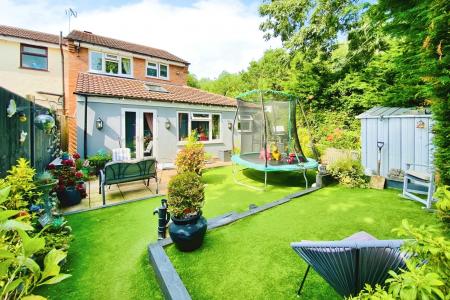4 bedroom Semi-detached house for sale in Grosvenor Close, Glen Parva, LE2