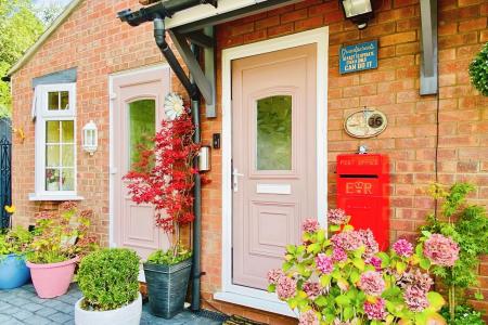 4 bedroom Semi-detached house for sale in Grosvenor Close, Glen Parva, LE2