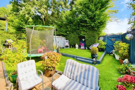 4 bedroom Semi-detached house for sale in Grosvenor Close, Glen Parva, LE2