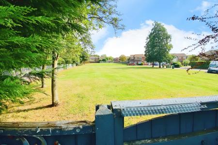 4 bedroom Semi-detached house for sale in Grosvenor Close, Glen Parva, LE2