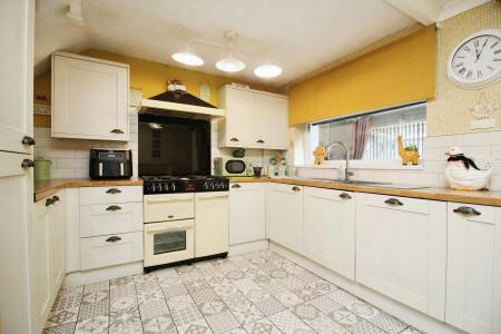 4 bedroom Semi-detached house for sale in Grosvenor Close, Glen Parva, LE2