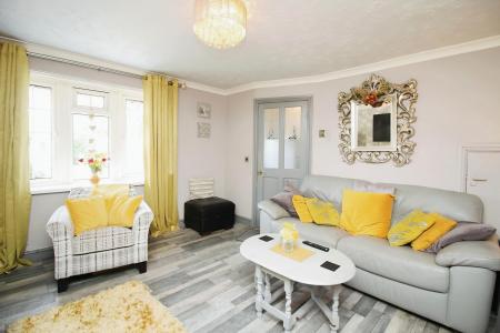 4 bedroom Semi-detached house for sale in Grosvenor Close, Glen Parva, LE2