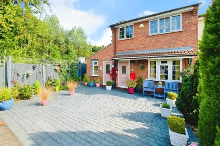 4 bedroom Semi-detached house for sale in Grosvenor Close, Glen Parva, LE2