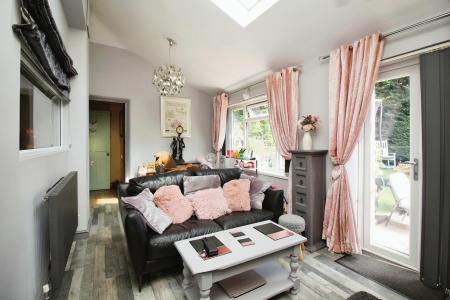 4 bedroom Semi-detached house for sale in Grosvenor Close, Glen Parva, LE2