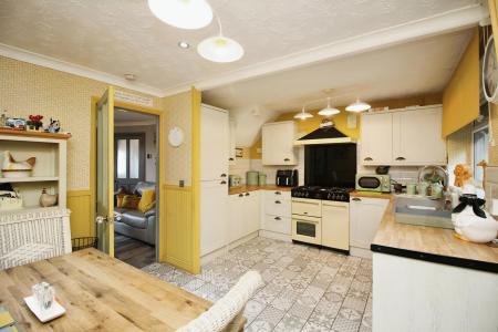 4 bedroom Semi-detached house for sale in Grosvenor Close, Glen Parva, LE2