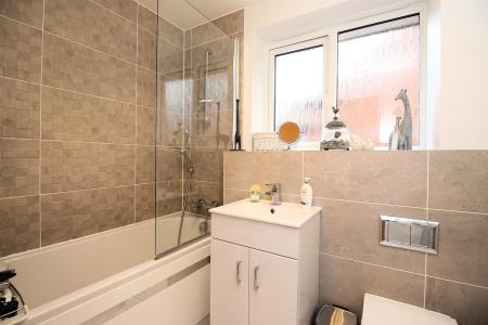 4 bedroom Detached house for sale in Hawthorn Grove, Sapcote, LE9