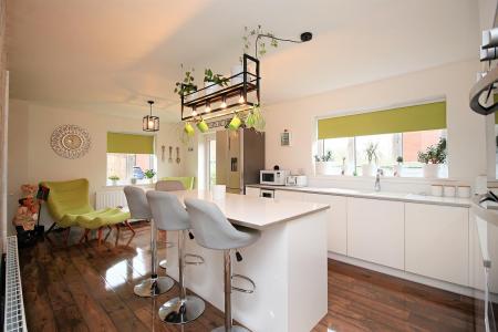 4 bedroom Detached house for sale in Hawthorn Grove, Sapcote, LE9