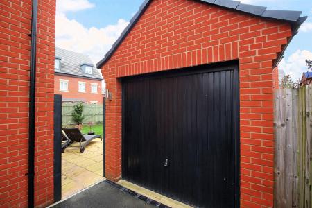 4 bedroom Detached house for sale in Hawthorn Grove, Sapcote, LE9