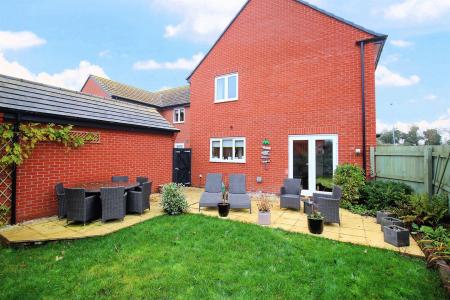 4 bedroom Detached house for sale in Hawthorn Grove, Sapcote, LE9