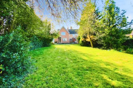 3 bedroom Semi-detached house for sale in Hinckley Road, Leicester Forest East, LE3