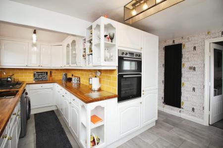 2 bedroom Semi-detached bungalow for sale in Hinckley Road, Leicester Forest East, LE3