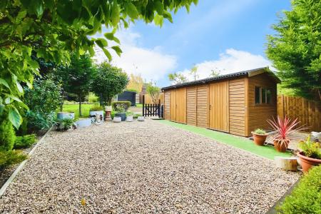 4 bedroom Detached house for sale in Kingsway, Braunstone Town, LE3