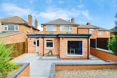 4 bedroom Detached house for sale in Kingsway, Braunstone Town, LE3