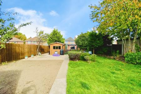 4 bedroom Detached house for sale in Kingsway, Braunstone Town, LE3