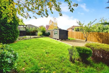 4 bedroom Detached house for sale in Kingsway, Braunstone Town, LE3