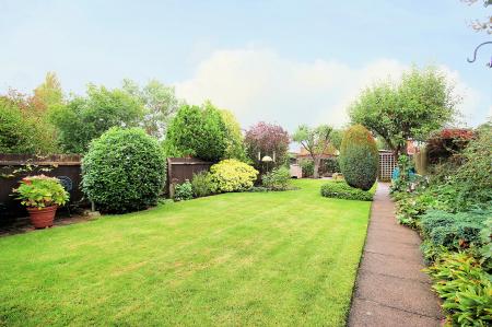 4 bedroom Semi-detached house for sale in Kingswood Avenue, Western Park, LE3