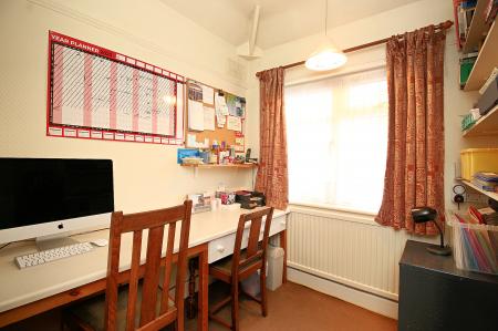 4 bedroom Semi-detached house for sale in Kingswood Avenue, Western Park, LE3