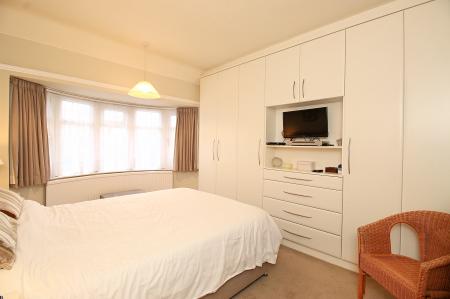 4 bedroom Semi-detached house for sale in Kingswood Avenue, Western Park, LE3