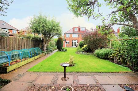 4 bedroom Semi-detached house for sale in Kingswood Avenue, Western Park, LE3