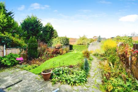 4 bedroom Semi-detached house for sale in Kirloe Avenue, Leicester Forest East, LE3