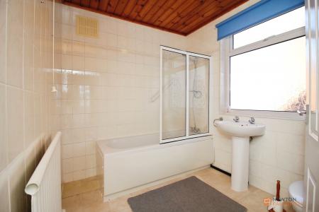 4 bedroom Semi-detached house for sale in Kirloe Avenue, Leicester Forest East, LE3