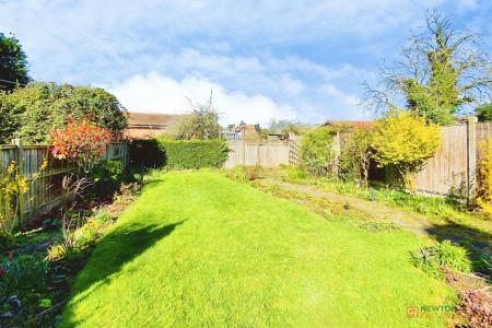 4 bedroom Semi-detached house for sale in Kirloe Avenue, Leicester Forest East, LE3