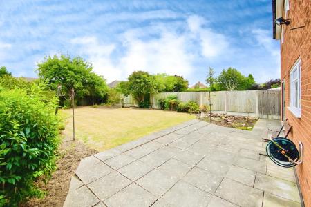 4 bedroom Detached house for sale in Ladysmith Road, Kirby Muxloe, LE9