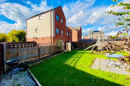 4 bedroom Semi-detached house for sale in Maris Lane, Leicester, LE2