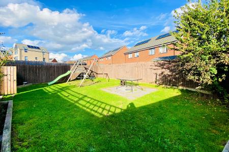 4 bedroom Semi-detached house for sale in Maris Lane, Leicester, LE2