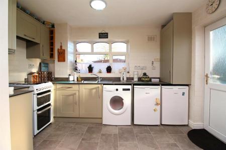 3 bedroom Semi-detached house for sale in Millers Close, Syston, LE7