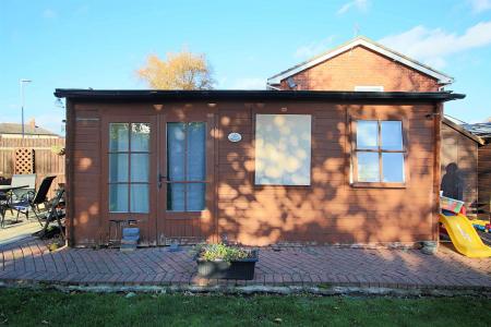 3 bedroom Semi-detached house for sale in Millers Close, Syston, LE7