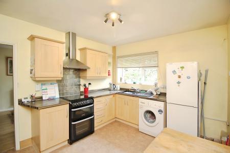 2 bedroom Semi-detached bungalow for sale in Oakcroft Avenue, Kirby Muxloe, LE9