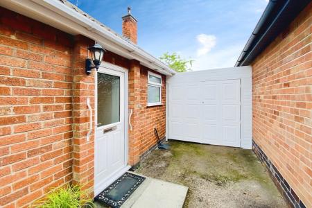 2 bedroom Semi-detached bungalow for sale in Oakcroft Avenue, Kirby Muxloe, LE9
