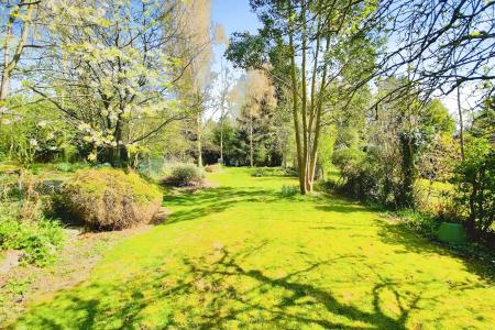 3 bedroom Detached house for sale in Oakcroft Avenue, Kirby Muxloe, LE9