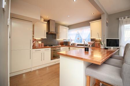 3 bedroom Semi-detached house for sale in Park Rise, Leicester, LE3