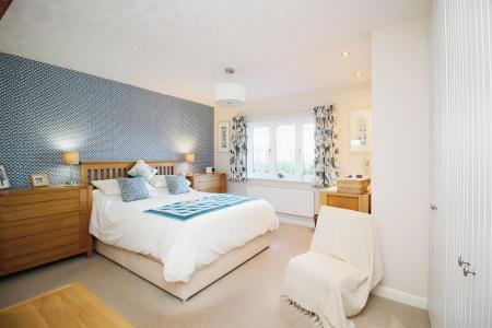 4 bedroom Detached house for sale in Petunia Close, Leicester Forest East, LE3