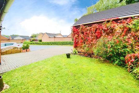 4 bedroom Detached house for sale in Pine View, Leicester Forest East, LE3