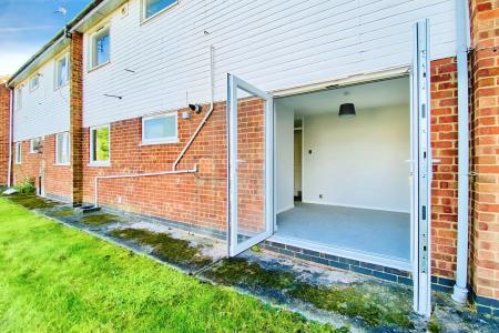 2 bedroom Flat for sale in Poplars Close, Leicester, LE6