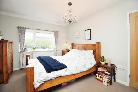 3 bedroom Semi-detached house for sale in Steyning Crescent, Glenfield, LE3