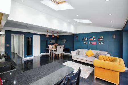 4 bedroom Semi-detached house for sale in Valley Drive, Leicester, LE3