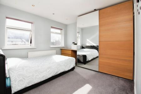 4 bedroom Semi-detached house for sale in Valley Drive, Leicester, LE3