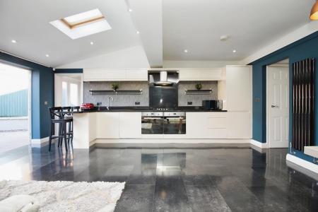 4 bedroom Semi-detached house for sale in Valley Drive, Leicester, LE3